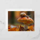 キノコのかわいい自然シーンの上にカタツムリ 箔シーズンポストカード (正面/裏面)