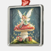 キノコのコテージコアの上のクリスマスフェアリー メタルオーナメント (左)