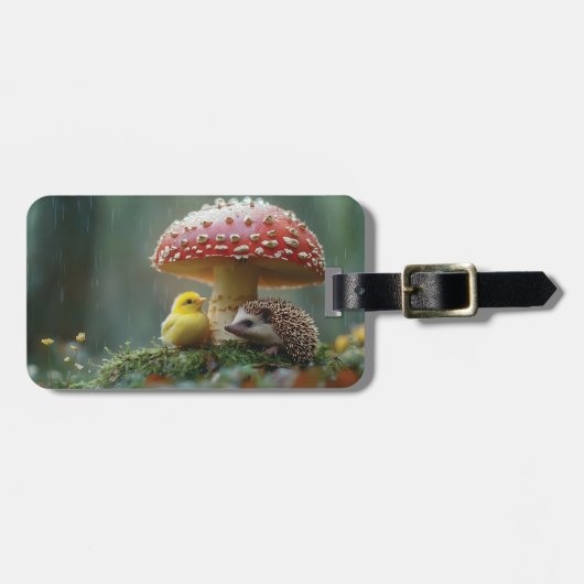 キノコの下に隠れた、かわいい雛とハリネズミ ラゲッジタグ (正面横)