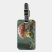 キノコの下に隠れた、かわいい雛とハリネズミ ラゲッジタグ (正面縦)