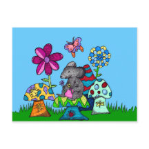 キノコの中の愛らしいネズミ