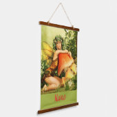 キノコの妖精サンダー_コーブ 吊り下げ型タペストリー (傾斜あり)