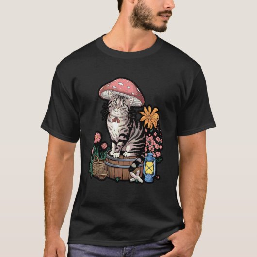 キノコの帽子をかぶった森のネコのデザイン Tシャツ (正面)