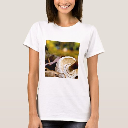 キノコはまだ生きてるアリスはどこ?Tシャツ Tシャツ (正面)