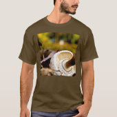 キノコはまだ生きてるアリスはどこ?Tシャツ Tシャツ (正面)