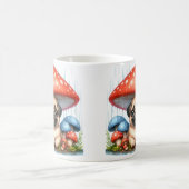 キノコ傘の下で愛らしいパグの子犬 コーヒーマグカップ (中央)