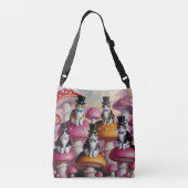 キノコ畑の猫科の動物5羽 クロスボディバッグ (裏面)