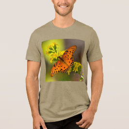 キバナフウチョウソウにとまるゴルフフリチラリー(トケイソウチョウ) トライブレンドTシャツ