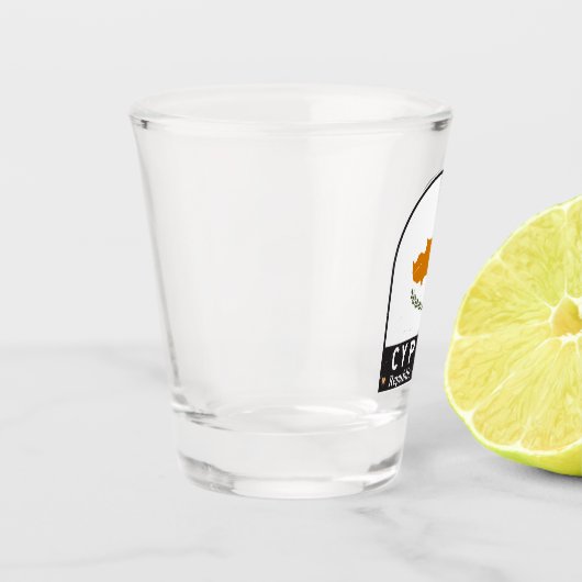 キプロス国旗のエンブレム動揺してヴィンテージ ショットグラス (左)