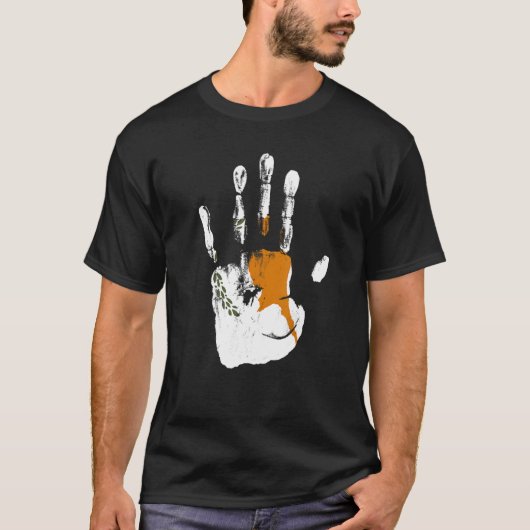 キプロス国旗の手の男の女の子 Tシャツ (正面)