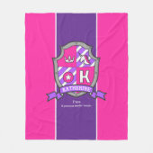 キャサリン文字K名シールド紫を意味する フリースブランケット (正面)