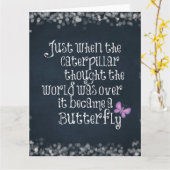 キャタピラ感動的バタフライ引用文 カード (黄色い花)