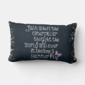 キャタピラ感動的バタフライ引用文 ランバークッション (裏面)