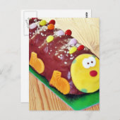 キャタピラ状の子供用チョコレートケーキ ポストカード (正面/裏面)