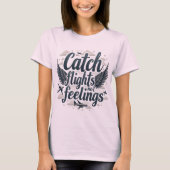 キャッチフライト、感覚ではないスタイリッシュ – 旅行引用文 Tシャツ (正面)