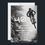 キャッチングエア – Mountain Bike Sketch 40th Birthday 招待状<br><div class="desc">このマウンテンバイク40thの誕生日パーティの招待状は、素晴らしいトレイル上の空気をキャッチするマウンテンバイクの鉛筆画を特徴とする。</div>