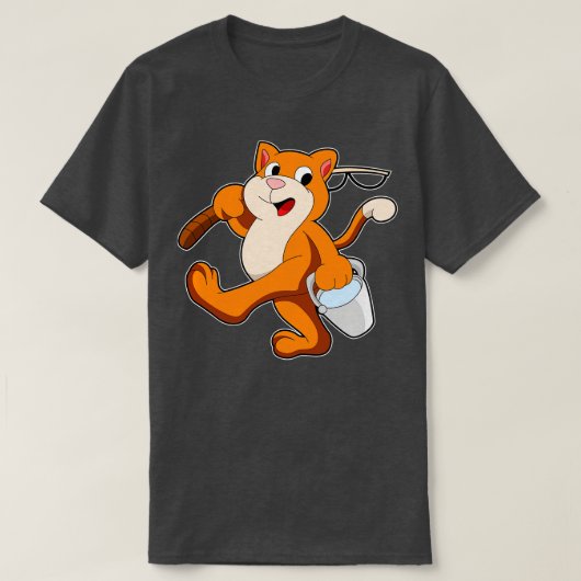 キャットアズアングラーと魚釣りロッドのバケツの水 Tシャツ (デザイン正面)