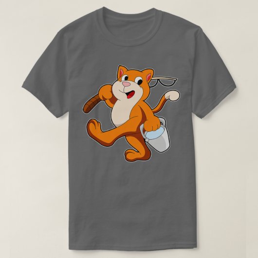 キャットアズアングラーと魚釣りロッドのバケツの水 Tシャツ (デザイン正面)