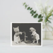 キャットアンドドールアットウォーターポンプヴィンテージ不思議 ポストカード (スタンド正面)