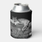 キャットオンブリック壁 缶クーラー (缶正面)