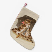 キャットキットン子猫アンティークヴィンテージかわいらしかわいい スモールクリスマスストッキング (正面 (吊り時))