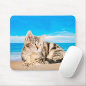 キャットシッティングオントロピカルアイランドビーチ マウスパッド (マウス)