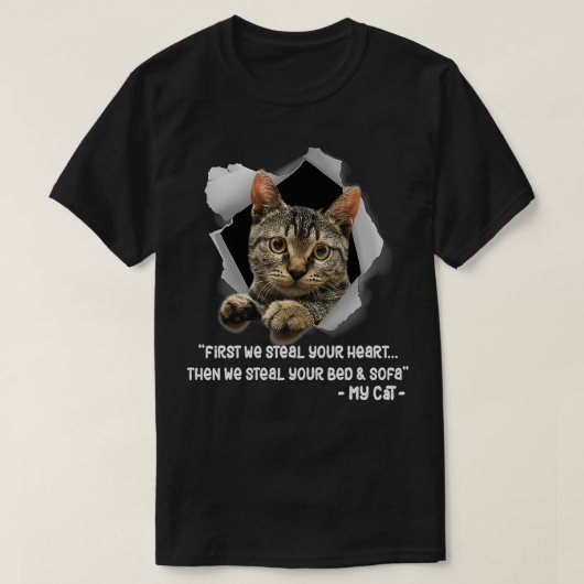 キャットソファおもしろい諺猫好きギフト Tシャツ (デザイン正面)