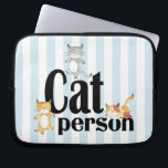 キャットパーソンお洒落猫ちゃんオンストライプ ラップトップスリーブ<br><div class="desc">このデザインはお洒落文字上の踊り猫ちゃんと明るい青と白の背はっきりした景を備えストライプのている。保護ノートパソコンまたはタブレットスタイル</div>