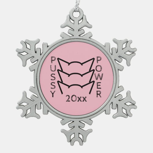 キャットレディーイヤーピンク抵抗女性抗議 スノーフレークピューターオーナメント (正面)