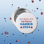 キャットレディースフォーカマラハリス2024 缶バッジ<br><div class="desc">Kamala HarrisやCat Ladesをサポートするこの政治運動ボタンで立ち上がり、目立つ。赤、白、青のテーマで構成された猫クリップアートのワードアート。</div>