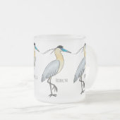 キャップされたヘロン鳥の漫画イラストレーション フロストグラスマグカップ (正面右)
