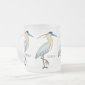 キャップされたヘロン鳥の漫画イラストレーション フロストグラスマグカップ (正面左)