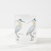 キャップされたヘロン鳥の漫画イラストレーション フロストグラスマグカップ (中央)