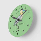 キャップされたヘロン鳥の漫画イラストレーション ラウンド壁時計 (傾斜)