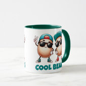 キャップとおもしろいスニーカーをクール着た豆 マグカップ (正面右)