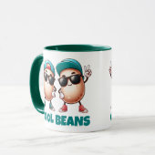 キャップとおもしろいスニーカーをクール着た豆 マグカップ (正面左)