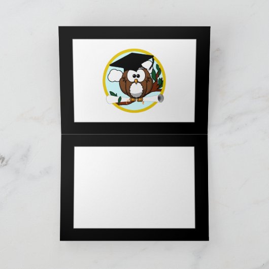 キャップとディプロマが入ったかわいい漫画の卒業フクロウ カード (内部)