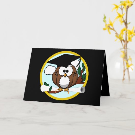 キャップとディプロマが入ったかわいい漫画の卒業フクロウ カード (黄色い花)