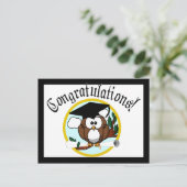 キャップとディプロマが入ったかわいい漫画の卒業フクロウ ポストカード (スタンド正面)