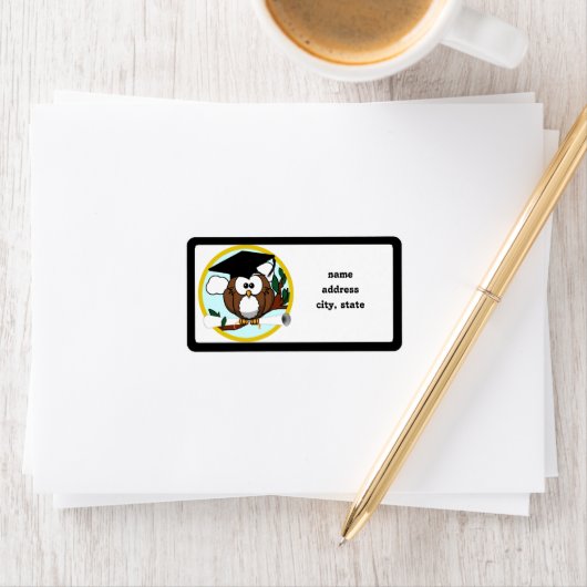 キャップとディプロマが入ったかわいい漫画の卒業フクロウ ラベル (インサイチュ)