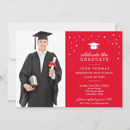 キャップと紙吹雪と写真付き、赤の卒業式 招待状 (正面)