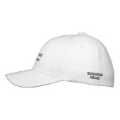 キャップに刺繍された黒いビジネス名 刺繍入りキャップ (左)