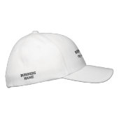 キャップに刺繍された黒いビジネス名 刺繍入りキャップ (右)