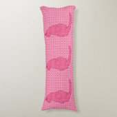 キャッ日本のト – 明るい赤紫色ピンクろうけつ染め ボディピロー (正面縦)