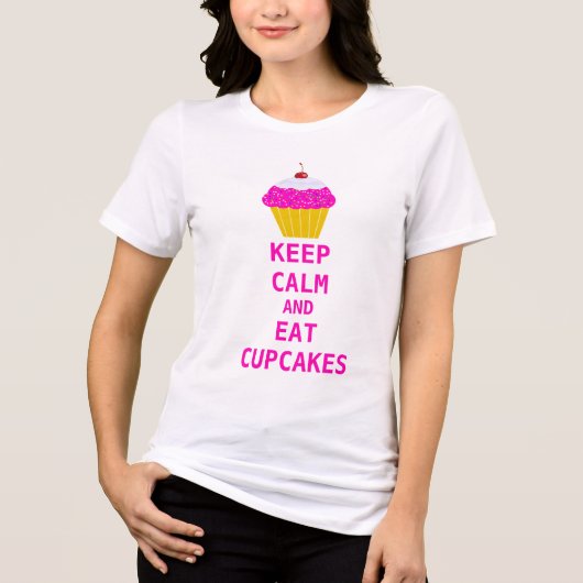 キャッ熱狂するトの女の食べケーキは落ち着いたカップケーキ トライブレンドTシャツ (正面)