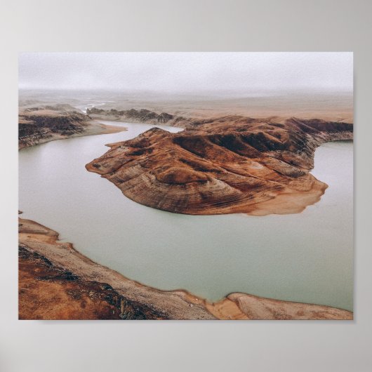 キャニオンと川のドローンの写真。山の崖 ポスター (正面)