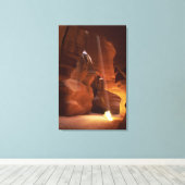 キャニオンの床でサンビームがタンブレウィードを打つ キャンバスプリント (インサイチュ (ウッドフロア))