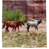 キャニオンデチェリーシャワーカーテンに3頭の馬 シャワーカーテン (正面)