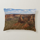 キャニオンリムトレイルから見るコロラドモニュメント アクセントクッション (裏面)