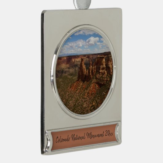 キャニオンリムトレイルから見るコロラドモニュメント シルバープレートバナーオーナメント (右)